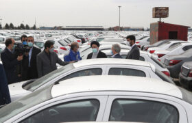 رئیس جمهور به صورت از پیش اعلام نشده از پارکینگ‌ها و خط تولید شرکت ایران خودرو بازدید کرد و از نزدیک در جریان مشکلات و مسائل این شرکت تولیدی قرار گرفت