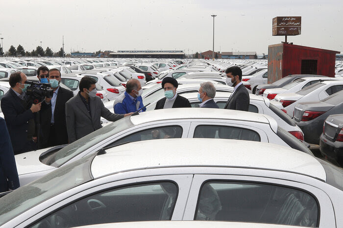 رئیس جمهور به صورت از پیش اعلام نشده از پارکینگ‌ها و خط تولید شرکت ایران خودرو بازدید کرد و از نزدیک در جریان مشکلات و مسائل این شرکت تولیدی قرار گرفت