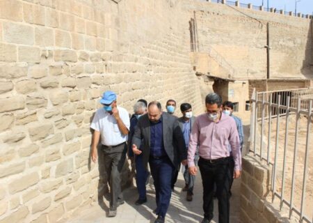 فرماندار شهرستان شوشتر از عملیات مرمت مجاری آبرسان و کانال‌های دستکند سازه‌های آبی بازدید کرد